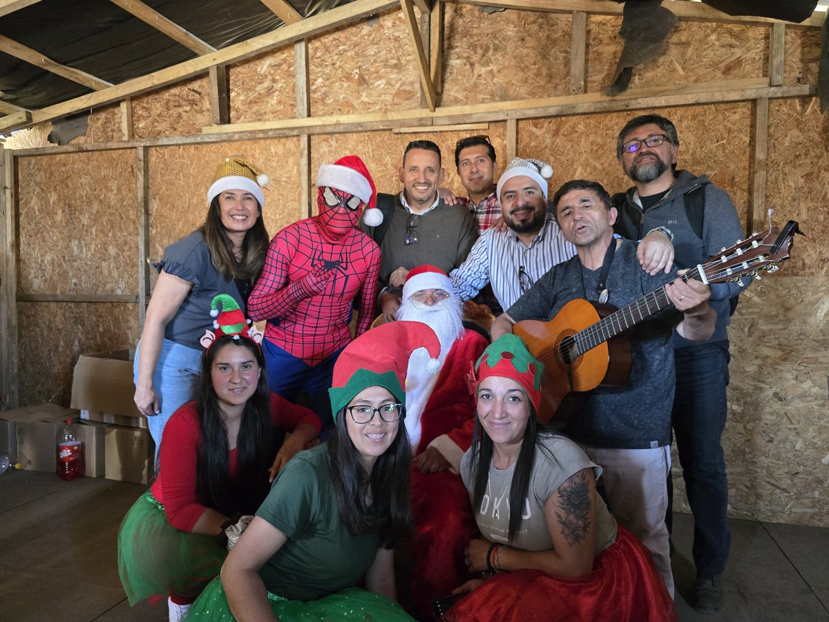 Agradezco a las y los trabajadores de <a href="/fosis_biobio/">FOSIS Biobío</a> quienes dedicaron una Navidad diferente a más de 50 niñas y niños del Campamento Padre Hurtado en San Pedro de La Paz. El sentido de la Navidad y del nacimiento de Jesús es traer amor y paz a todos los rincones del mundo 👏🏻🎅🎄