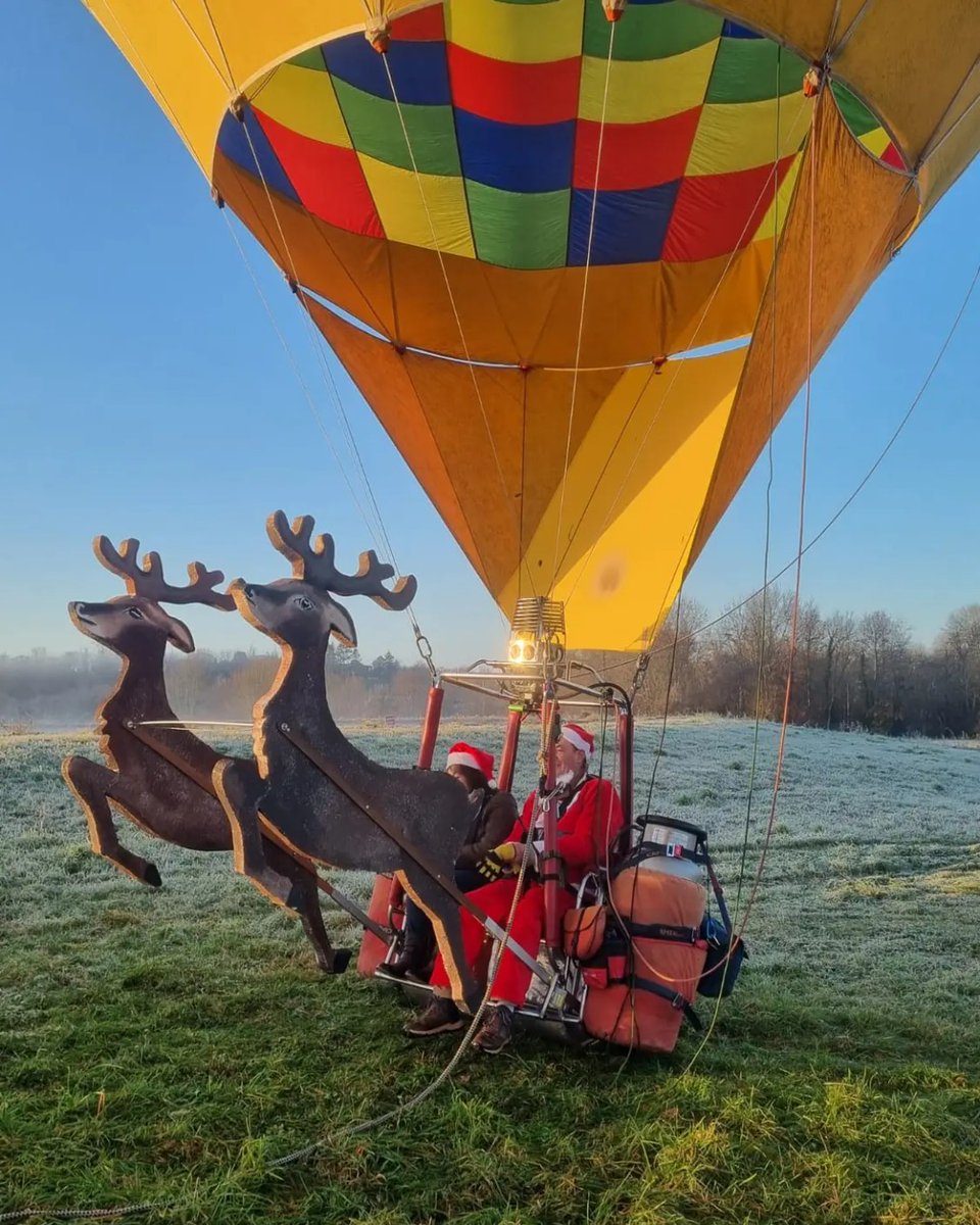 🎅 Have you been naughty or nice? 
Santa's on the way... in a Cameron balloon! 🦌🛷

📷 : Philippe Foubert 

#CameronBalloons #TeamCameron #Jonzac