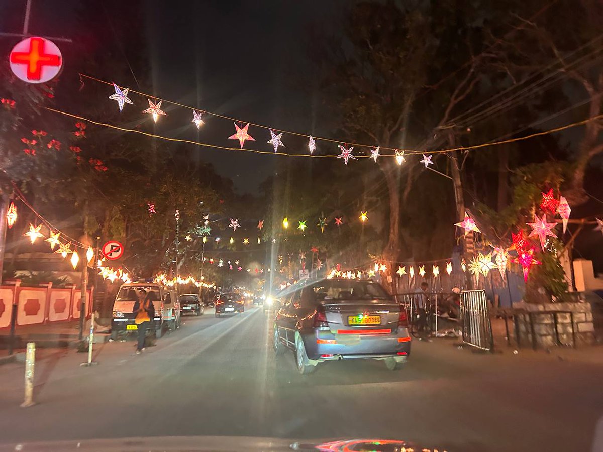 rushiness's tweet photo. @_waabi_saabi_ Is this the lane? I drove on this road just to see the stars ✨ https://t.co/AnoBW9yOtM