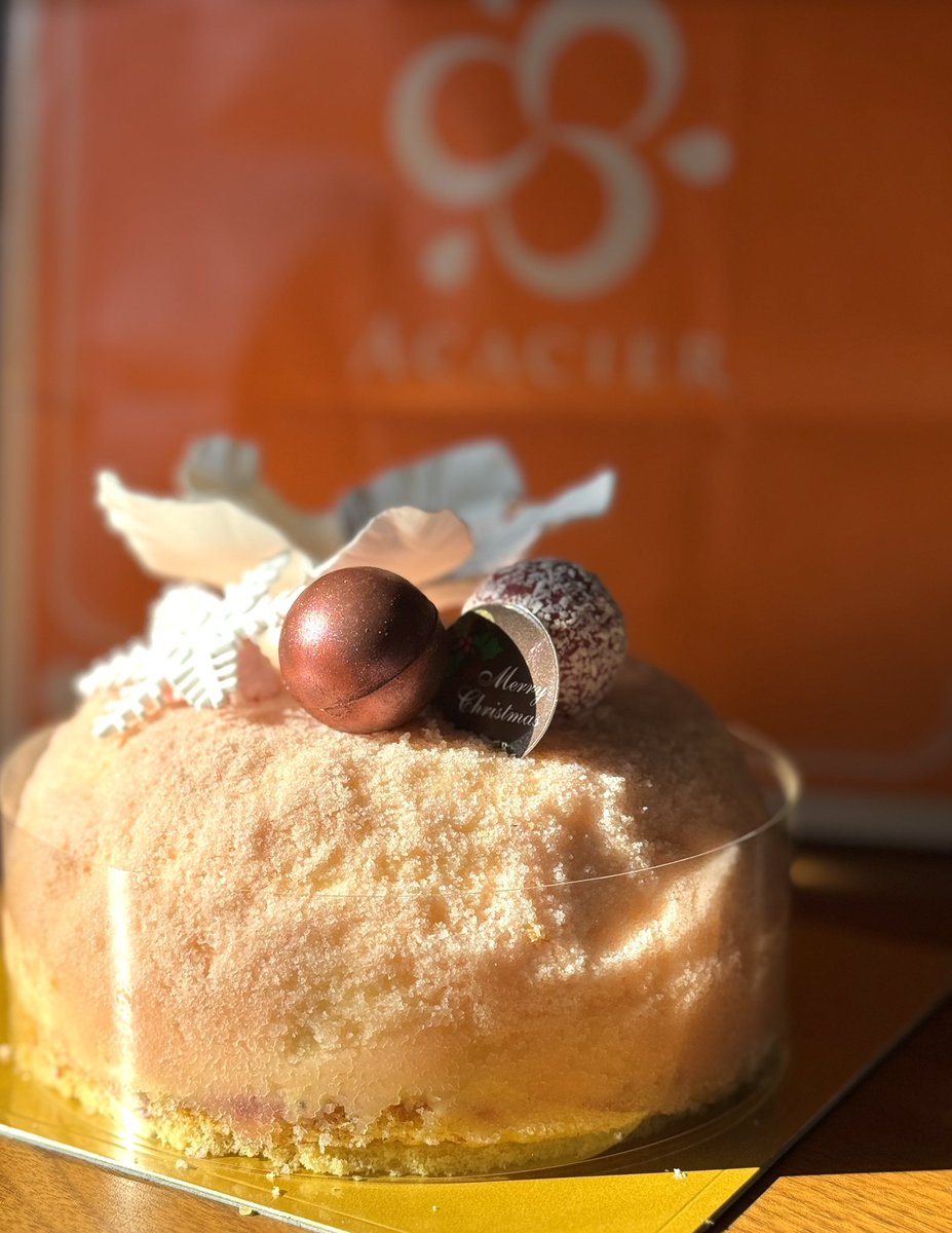 tkcho__'s tweet photo. 気になってた　
#伊勢屋　のお肉と

いつも大好き　
#ACACIER  のケーキ！

メリークリスマス！🎄🎅 https://t.co/7qc0d3trRx