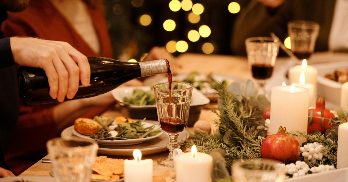 El toque perfecto para tu mesa navideña: el vino 🥂🌟 

Combina vinos tintos robustos con carnes rojas y blancos ligeros con pescados o entradas. Termina con burbujas para celebrar.

🎄Toque sofisticado y ¡a brindar!

#HijosdeRamónOliver #DistribuidoresBaleares