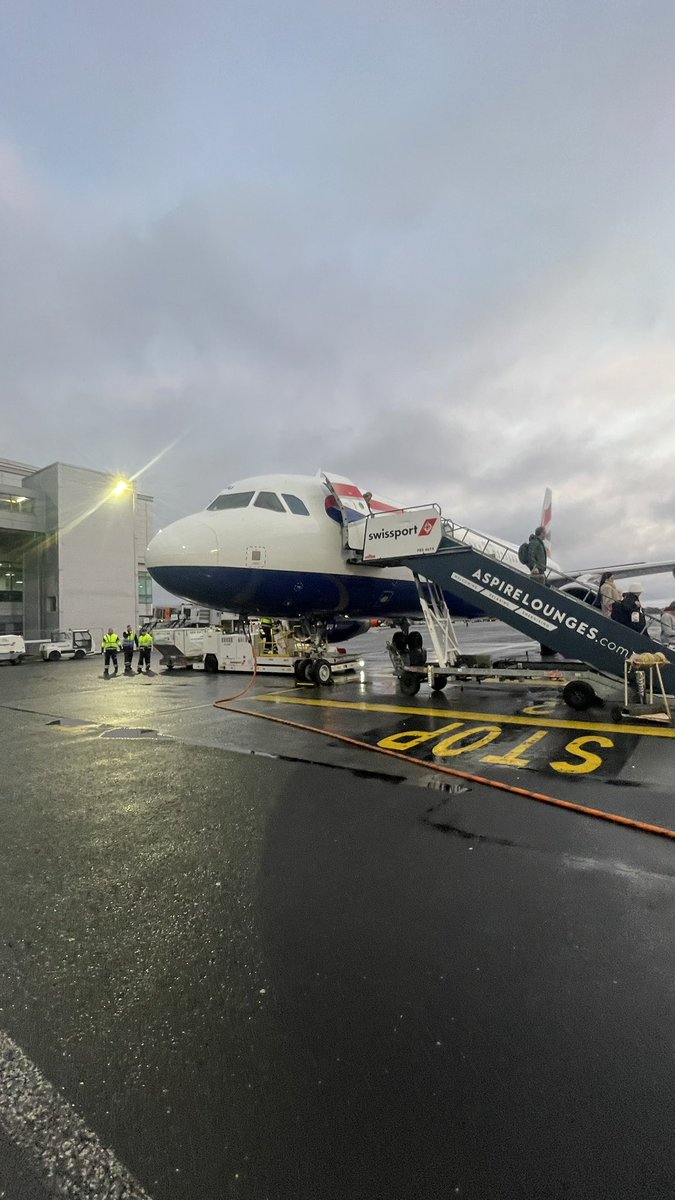 Flying home for Christmas 🎄
Thank you to the <a href="/British_Airways/">British Airways</a> team this morning for another easy flight north on the BA1328 to Newcastle!
A beautiful sunrise on the way north too 😍