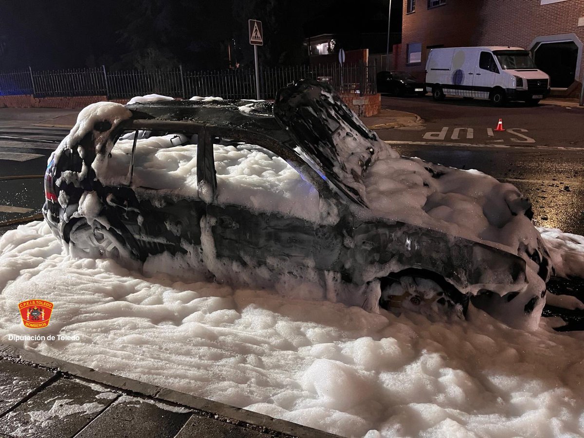 cpeistoledo's tweet photo. 📍Incendio vehículo 🔥🚗 Yuncos
Extinción de un turismo totalmente calcinado en vía pública
Se refrigera y se cubre con espuma
Interviene @CpeisToledo #GuardiaCivil062 #PolicíaLocal
#CpeisToledo
#Bomberos https://t.co/d5tyfsKuxp