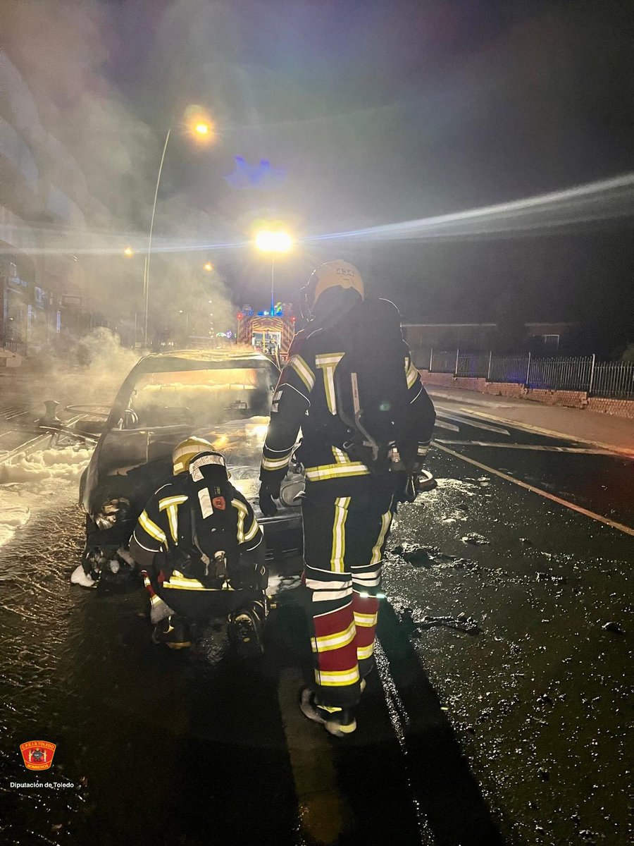 cpeistoledo's tweet photo. 📍Incendio vehículo 🔥🚗 Yuncos
Extinción de un turismo totalmente calcinado en vía pública
Se refrigera y se cubre con espuma
Interviene @CpeisToledo #GuardiaCivil062 #PolicíaLocal
#CpeisToledo
#Bomberos https://t.co/d5tyfsKuxp