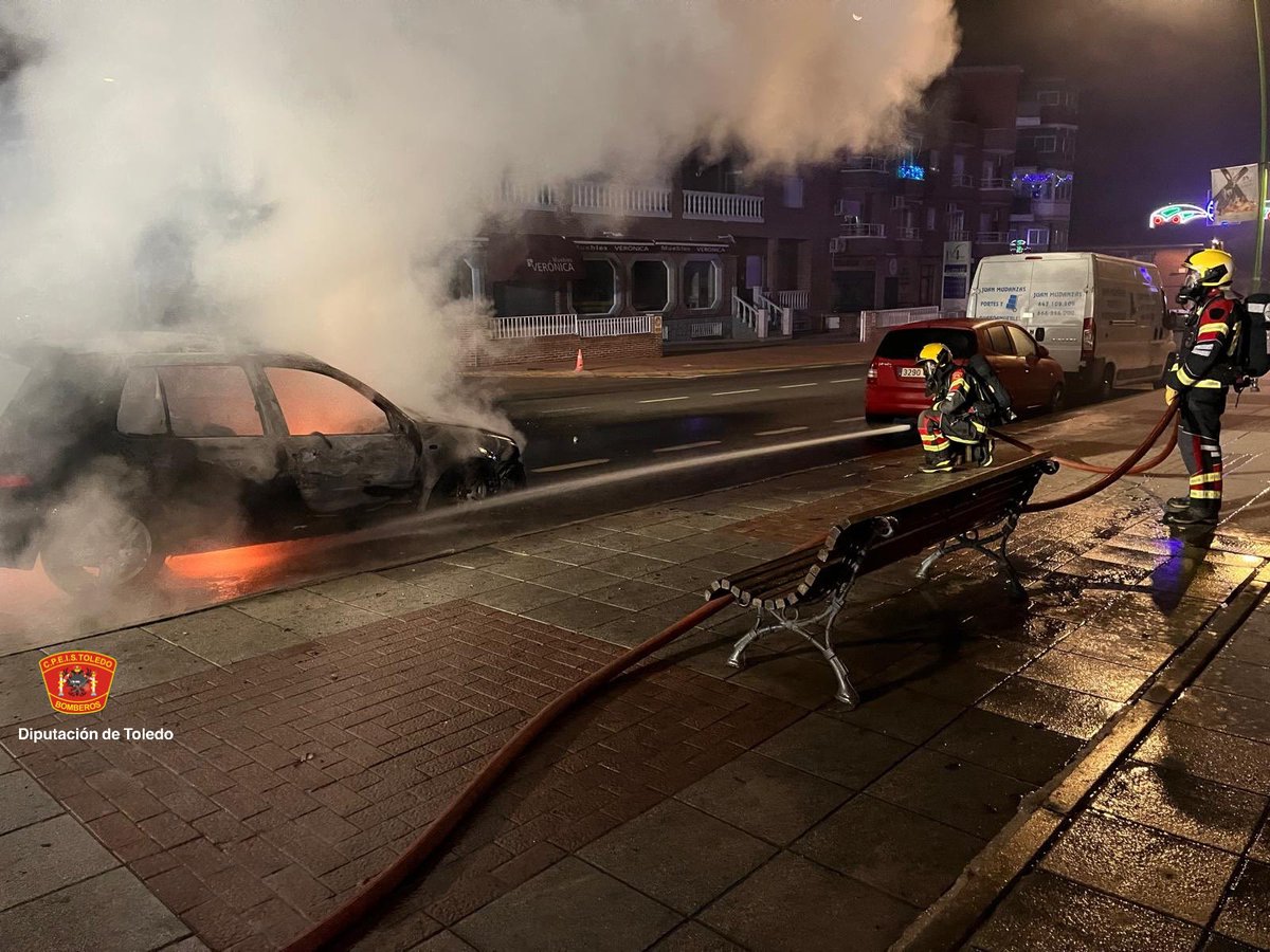 cpeistoledo's tweet photo. 📍Incendio vehículo 🔥🚗 Yuncos
Extinción de un turismo totalmente calcinado en vía pública
Se refrigera y se cubre con espuma
Interviene @CpeisToledo #GuardiaCivil062 #PolicíaLocal
#CpeisToledo
#Bomberos https://t.co/d5tyfsKuxp