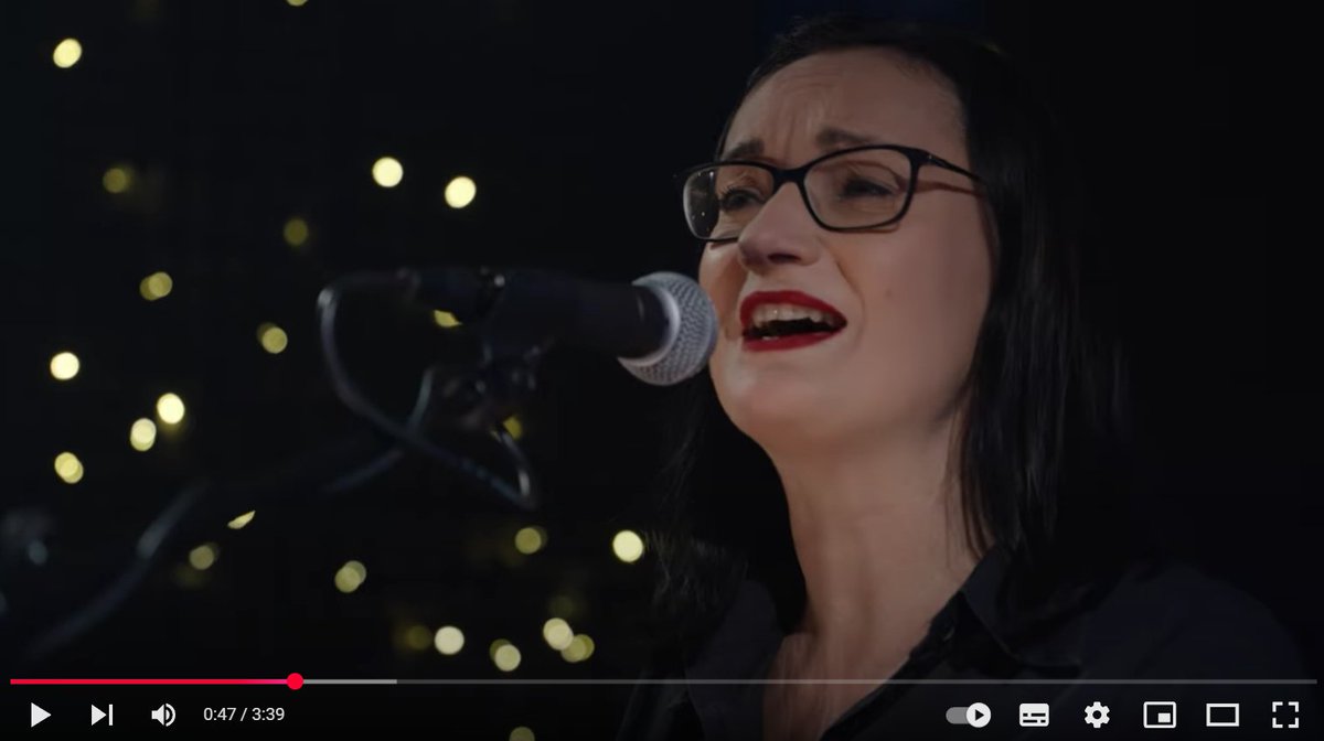 Milí přátelé, máme pro vás vánoční překvapení! I letos si muzikanti z olomoucké formace Loco Poco připravili pro všechny studující, zaměstnance a přátele pedagogické fakulty vánoční píseň. Letos si můžete poslechnout autorskou skladbu Andělé koledu troubí. youtube.com/watch?v=iiwcDT…