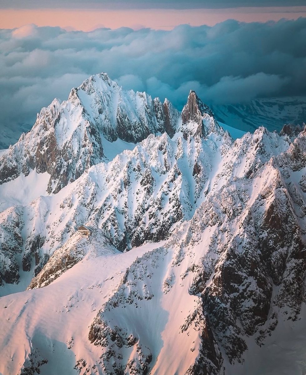 earthcurated's tweet photo. Chamonix-Mont-Blanc. https://t.co/k8W1W6591d