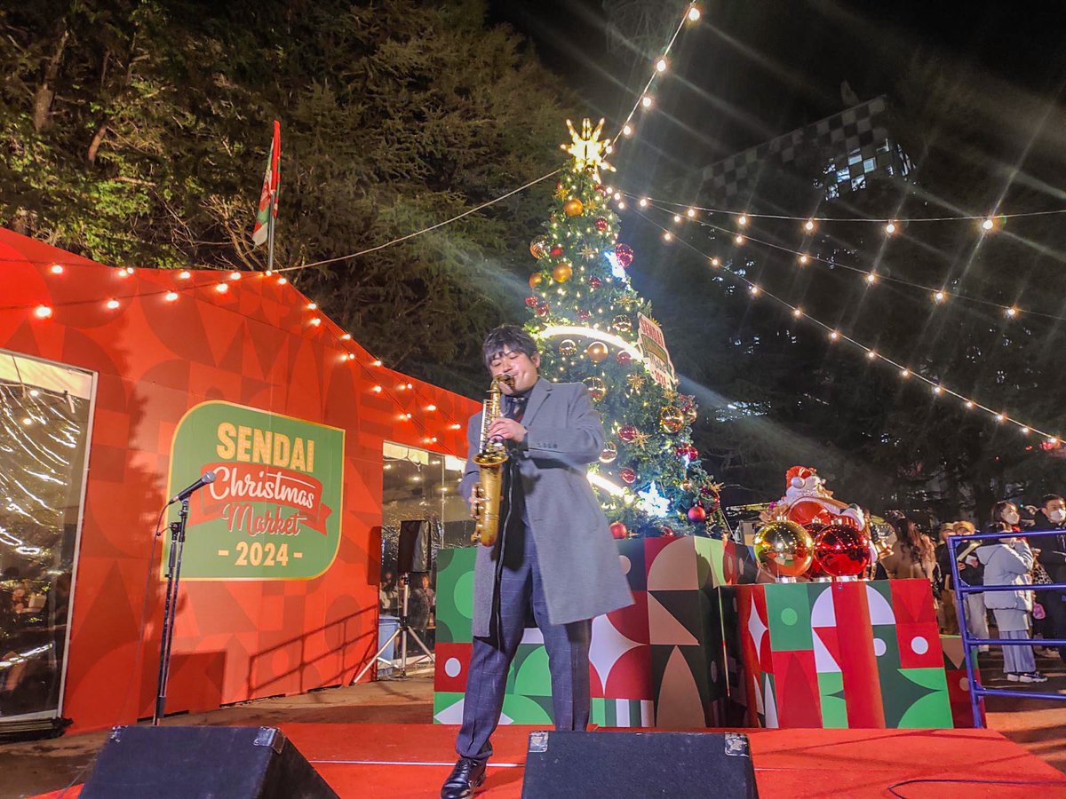 🎄✨本日の点灯式ゲストは宮城県仙台市出身のサックスプレイヤー・熊谷駿さん(<a href="/kumasaxshun/">熊谷 駿(Shun Kumagai)</a>)でした🎷🎶
ミニライブでは「恋人たちのクリスマス」を披露！仙台のクリスマスイブをホットな演奏で彩ってくれました💖✨
熊谷さんの今後の演奏活動もぜひお見逃しなく！
#仙台クリスマスマーケット #錦町公園