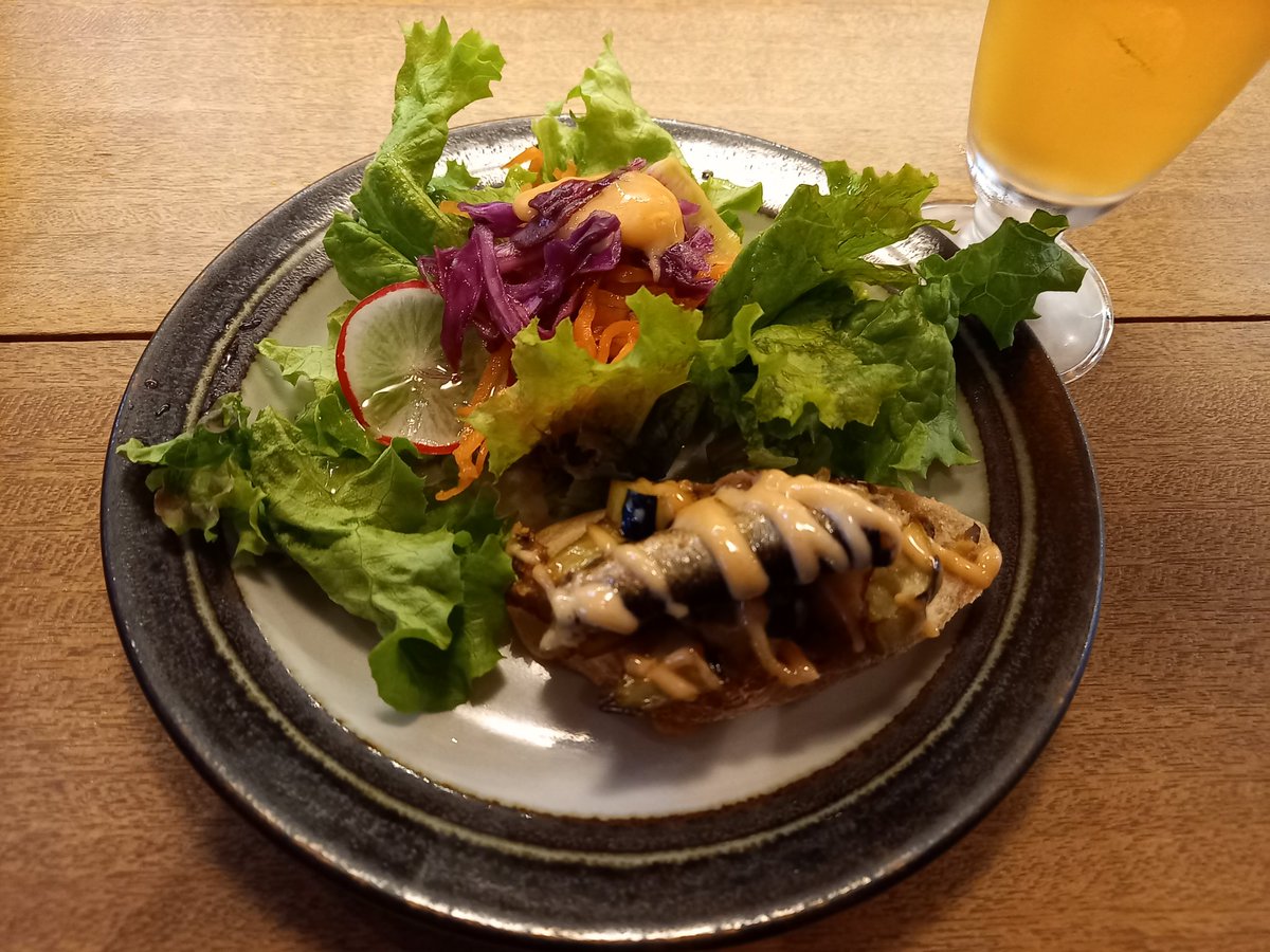 kiyo_aib's tweet photo. 今日はGULLMANでランチ🍴✨
冬季限定のカブラナーラ🍝
かぶらの甘みにとろっとソース
あっさりで美味しい♬.*゚
ピンチョスはナス&オイルサーディンをチョイス(うまっ😁)
グリーンの自転車いいね🚲
#相葉マナブ #GULLMAN https://t.co/ZwUe8HUDJJ