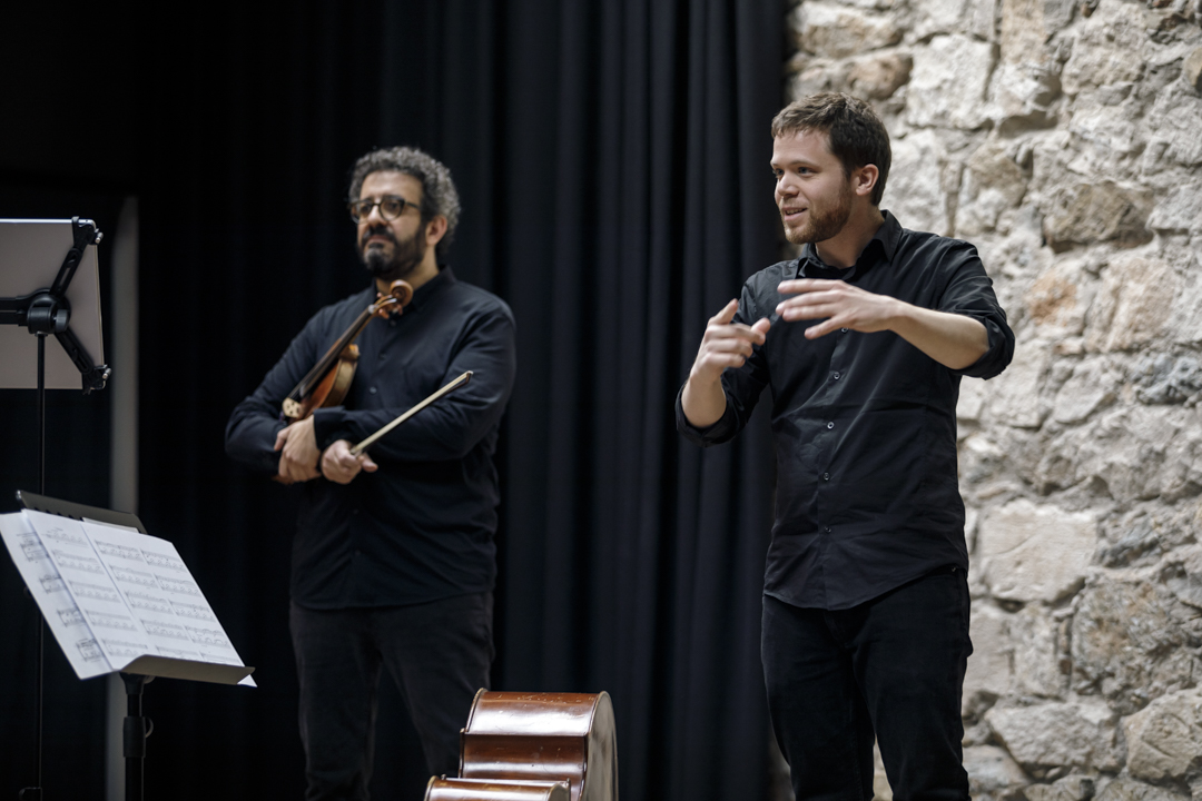 Magnífic record capturat pel fantàstic ull (i càmera) de l'Ana Lanz durant la presentació de Converses.  
Durant l'acte vam tenir la sort de comptar amb la complicitat d'en Xavier Chavarria, moltes gràcies!
Bon Nadal!
Link album: open.spotify.com/album/144NZ0Ve…