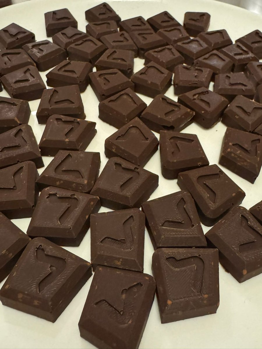 pionirs_it's tweet photo. We took a break to craft #filledchocolates from scratch!
In-house molds + 3 fillings:
🍫Silky chocolate (#scioglievolissimo)
🌊Camargue salt + Bronte pistachio
🤍White chocolate + Piedmont hazelnut
Fun, creativity, and tasty results!
#HappyHolidays from the PIONIRS Team #TeamWork https://t.co/KqnYlhKZ5H