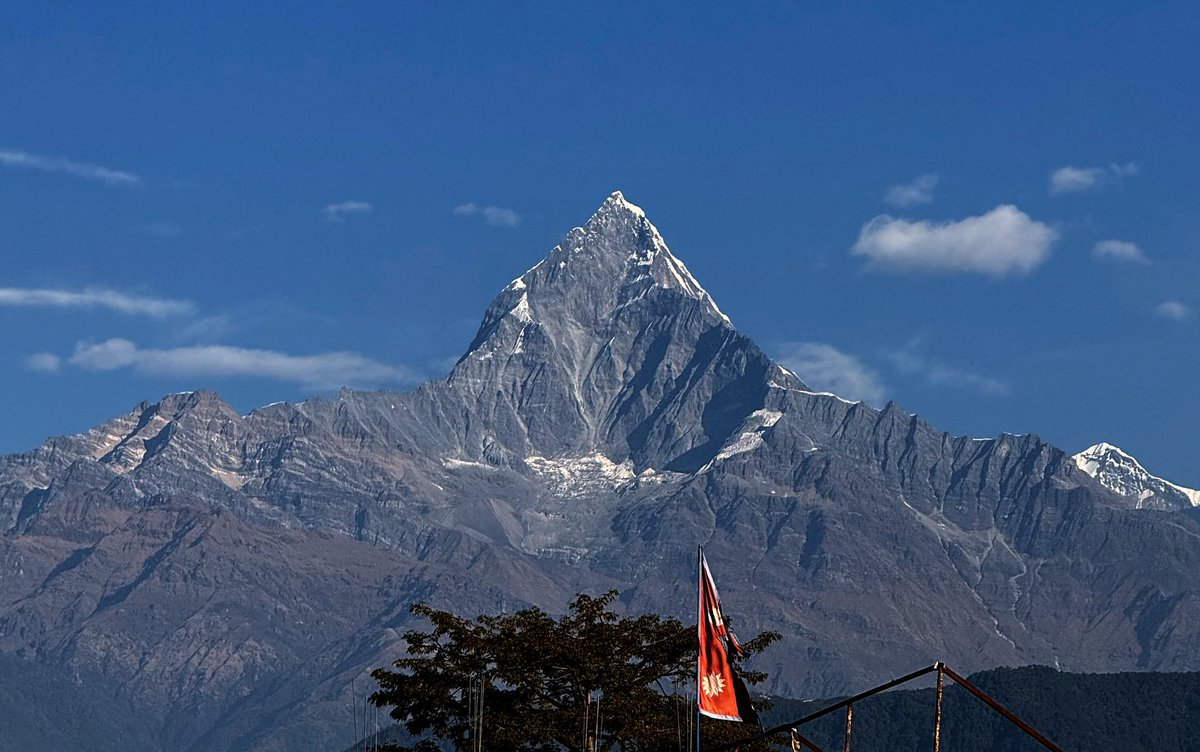 izabella_koz's tweet photo. We are well into winter here in Nepal, with Christmas only a day away! But the notion of a ‘White’ Christmas, is increasingly remote. Our snow now exists only at the highest of altitudes, with dramatic reductions in snow cover right across the Hindu Kush Himalaya. And of (1/5) https://t.co/acU2W3Cc50