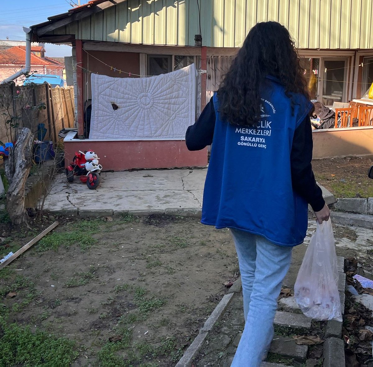 GSB_SakaryaGM's tweet photo. 📍 Sakarya Gençlik Merkezi 

Senden Umut Kesmem Projesi kapsamında Gönüllü gençlerimiz, ilgilendikleri çocuklar ve onların ailelerine erzak dağıtımı yapmaya devam ediyorlar.♥️🥰

#gsbgm
#sendenumutkesmem https://t.co/AngEqDYtS7