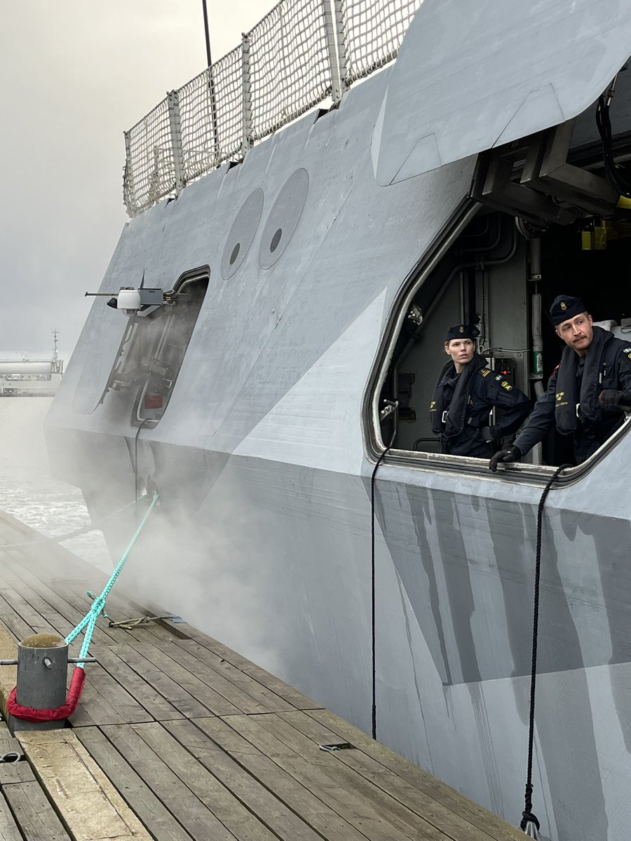 Swedish_Navy's tweet photo. 🇸🇪Marinen övervakar det svenska sjöterritoriet året om och dygnet runt, även över julen. I år firar HMS Visbys besättning jul iväg från sina familjer. 
🇬🇧Swedish Navy patrol the sea also during Christmas. @Forsvarsmakten https://t.co/2KtKDybCtU