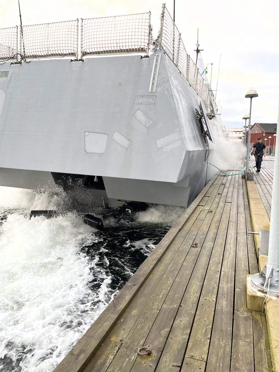 Swedish_Navy's tweet photo. 🇸🇪Marinen övervakar det svenska sjöterritoriet året om och dygnet runt, även över julen. I år firar HMS Visbys besättning jul iväg från sina familjer. 
🇬🇧Swedish Navy patrol the sea also during Christmas. @Forsvarsmakten https://t.co/2KtKDybCtU