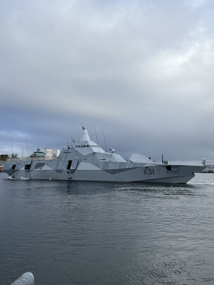Swedish_Navy's tweet photo. 🇸🇪Marinen övervakar det svenska sjöterritoriet året om och dygnet runt, även över julen. I år firar HMS Visbys besättning jul iväg från sina familjer. 
🇬🇧Swedish Navy patrol the sea also during Christmas. @Forsvarsmakten https://t.co/2KtKDybCtU