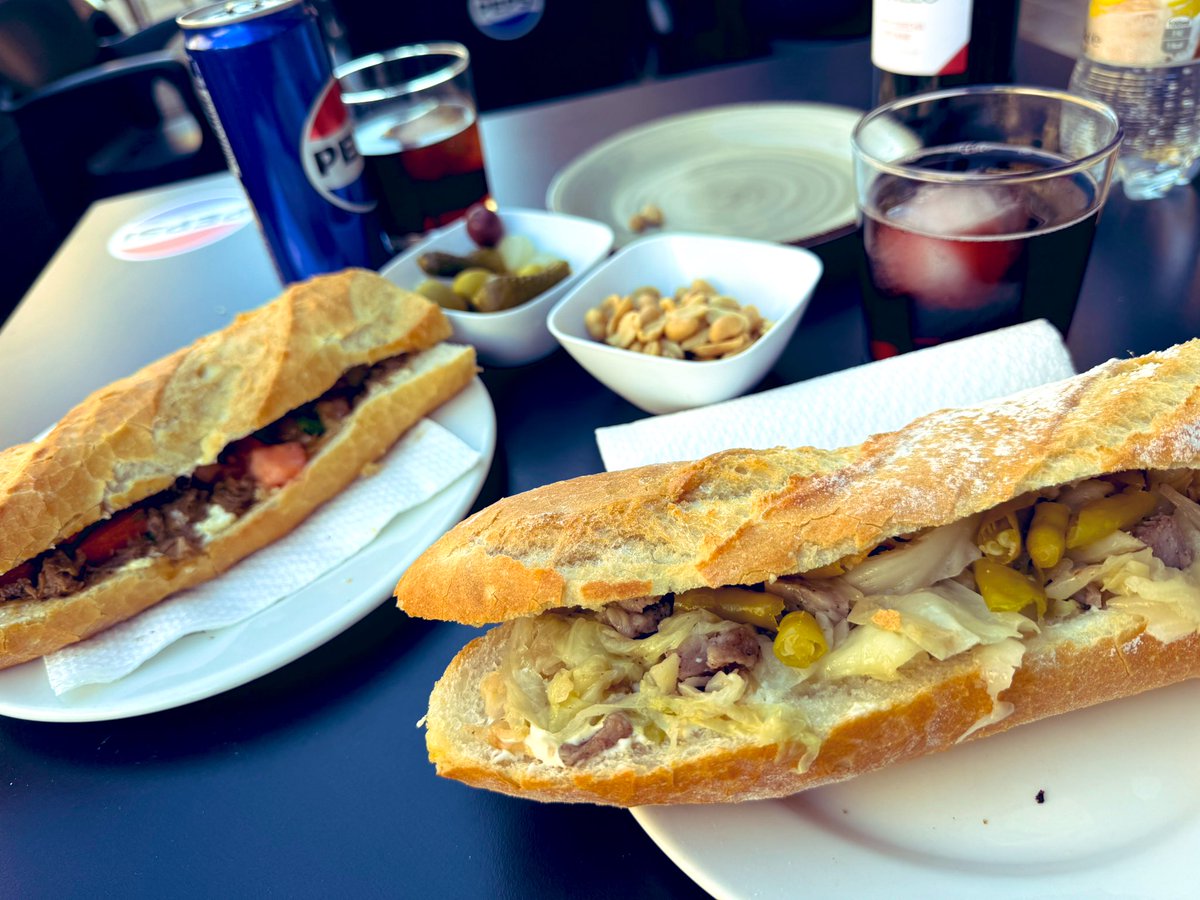 Ja feia temps que no vos donava la “turra” amb els esmorzars….. ja estic de nou aci. 
Al <a href="/Bar_Marvi/">Bar Marvi</a> amb el cacauet menut per “quasi” rematar l’any… 
Quines ganes tenia d’un esmorzar i a mes “no spicy”… 
Que passeu bon dia i bona nit amigues i amics! 😘😘🥜🥜🥜