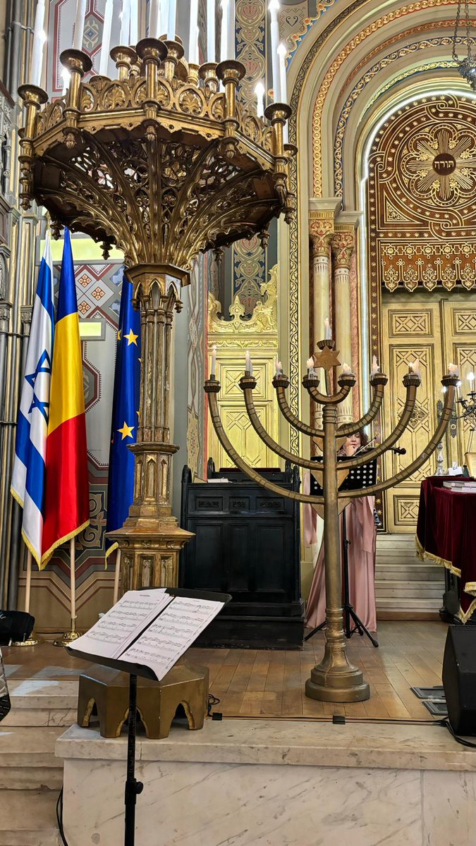 IsraelinRomania's tweet photo. Cele 𝟖 𝐥𝐮𝐦𝐚̂𝐧ă𝐫𝐢 𝐚𝐥𝐞 𝐇𝐚𝐧𝐮𝐤𝐢𝐞𝐢 au fost aprinse și la Templul Coral, în cadrul unei ceremonii speciale 🕯️🕎
Frumoasa sărbătoare de #Hanuca a fost întâmpinată de membrii comunității evreiești la Templul Coral din #București. @FCERevrei alături de Comunitatea Evreilor București au organizat o festivitate în cinstea 𝐒𝐚̆𝐫𝐛ăto𝐫𝐢𝐢 𝐇𝐚𝐧𝐮c𝐚 𝟓𝟕𝟖𝟓.
La invitația dlui Deputat Silviu Vexler, Președintele Federației Comunităților Evreiești din #România, dl Ambasador @BendorLior a fost onorat să aprindă o lumânare în Hanukia și să adreseze câteva cuvinte cu această ocazie.
Corul de copii Nisim Muzicalim, Formația Bucharest Klezmer Band și Prim Cantorul Emanuel Pusztai au încântat publicul cu melodiile tradiționale de Hanuca, iar Geni Brenda Vexler, actriță a Teatrului Evreiesc de Stat, a interpretat „Dreidel”, una dintre cele mai îndrăgite povești ale literaturii #idiș.
Chag #Hanukkah Sameach! ✡️✨
📸 Sandu Câlţia - FCER