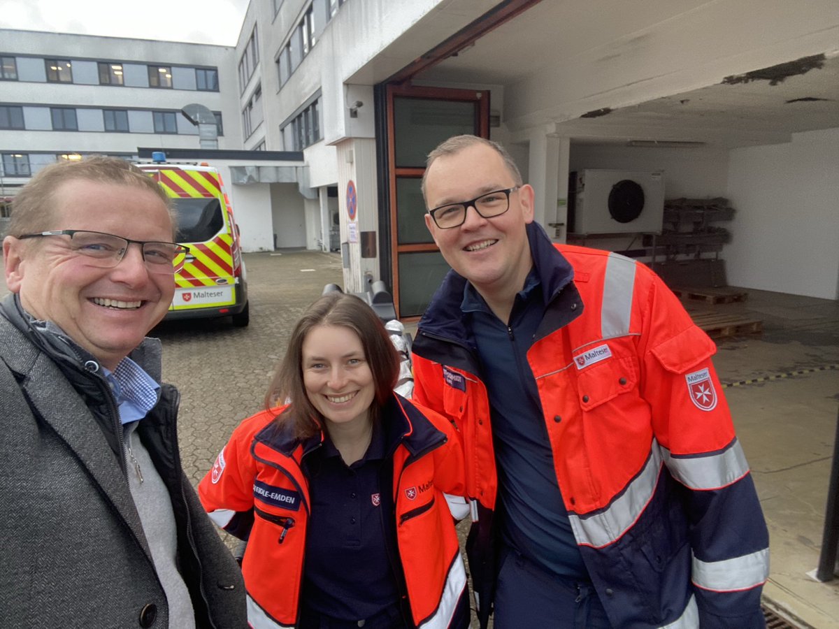 jens_mayer's tweet photo. Letzte traditionelle Weihnachtsvisite! Und es sind immer die Gleichen, die trotz Feiertagen die Patientenversorgung mit Freude und Empathie aufrechterhalten, die für die Menschen in unserer Region in der Not da sind! Es war und ist mit eine Ehre, mit euch arbeiten zu dürfen! https://t.co/J24WGbFwcJ