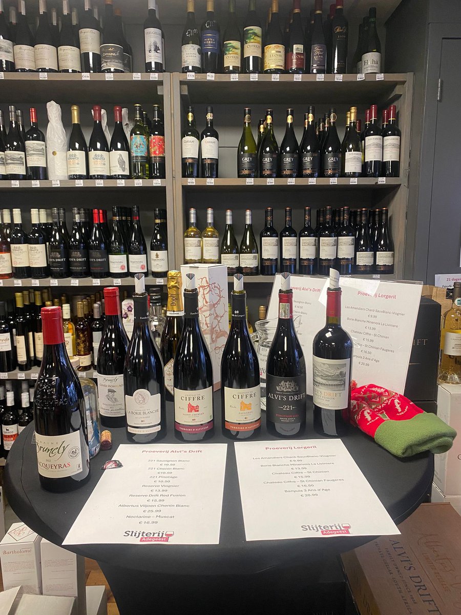 Mocht u nog geen idee hebben wat u bij u kerstmaaltijd zou willen drinken. Wij hebben een aantal proefwijnen op de tafel staan. En onze  Mike staat u met raad en daad bij om de juiste keuze te maken. Dit allemaal tot 16.00 uur vanmiddag.🍷🥂🍾
