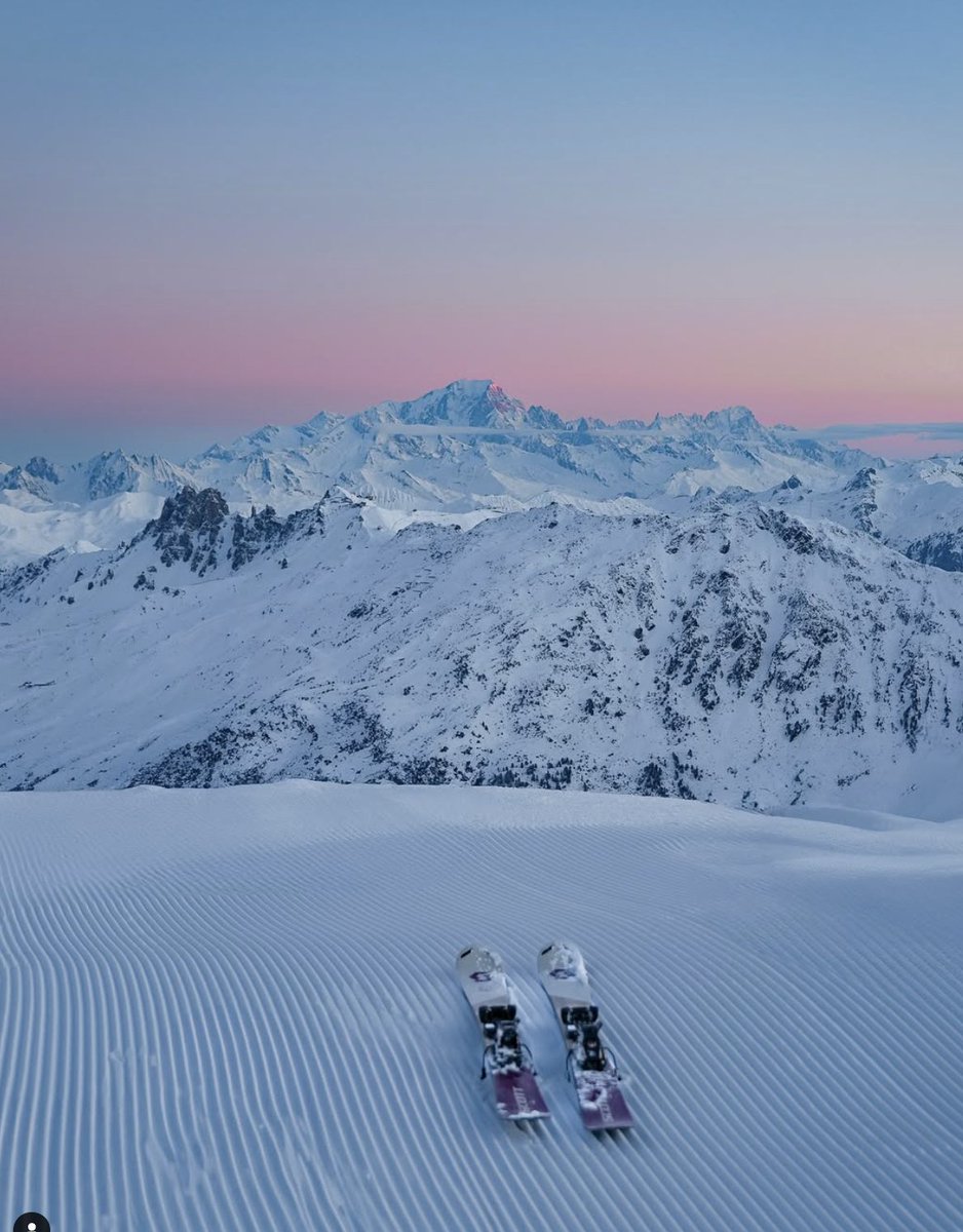 🎉❄️Happy Holidays ! 

Whether you're hitting the slopes or cozying up by the fire, we hope you find joy and peace in every moment spent with loved now, and see you in the mountains! 
Stay safe, enjoy the snow, and see you in the mountains! 

#happyholidays #skiing