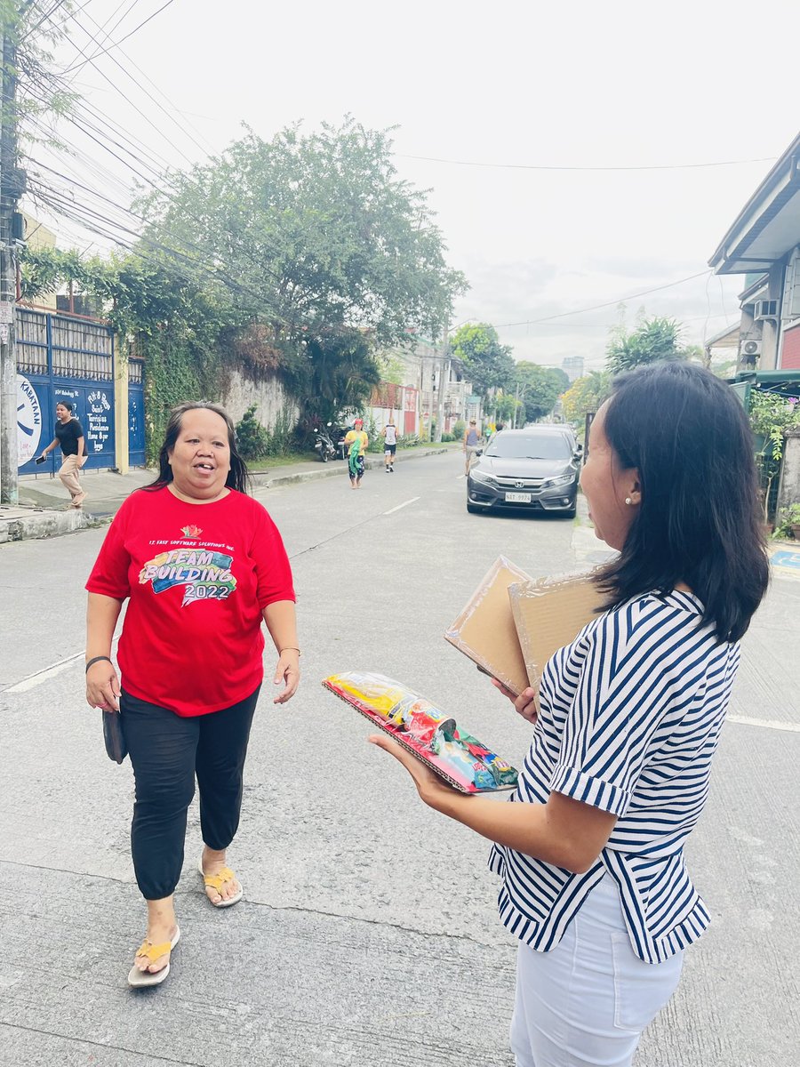 LADLADofficial's tweet image. Even on the eve of Christmas, the spirit of giving shines bright! 🌟 This morning, #Ladlad joined Generosity Project &amp;amp; Rotary of Metro Escolta distributing Pamakong Handog to spread joy and a little brighter for everyone🎄#streetdwellers #streetchildren