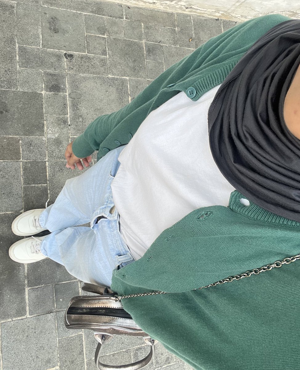 iseng cari cardigan yg mirip UNI*** dan akhirnya nemuin dari brand lokal ini, harganya under 200rb👍🏻