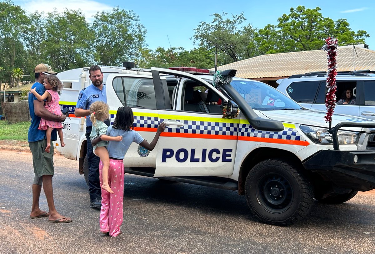 🎅Santa in Derby🎅
Derby Police had an awesome morning delivering presents to kids in town! Thanks to the local legends for arranging the donation of presents, Santa had a great time bring smiles to so many faces. 
🎄Merry Xmas Derby Town🎄 
#fb
