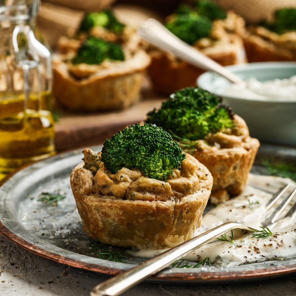 ZentrumGesund's tweet photo. Brokkoli-Küchlein für Ihr Weihnachtsfest🎄🥦
Serviert mit einem leckeren Kräuterdip, eignen sie sich hervorragend als raffinierter Vorspeise. 🌱💚
👉🏼https://t.co/P1yFIxpvAe
#Weihnachtsbuffet #GesundeSnacks #BrokkoliKüchlein #VeganeKüche #PartyFood #LeckerUndGesund https://t.co/eyXk8C0KVk