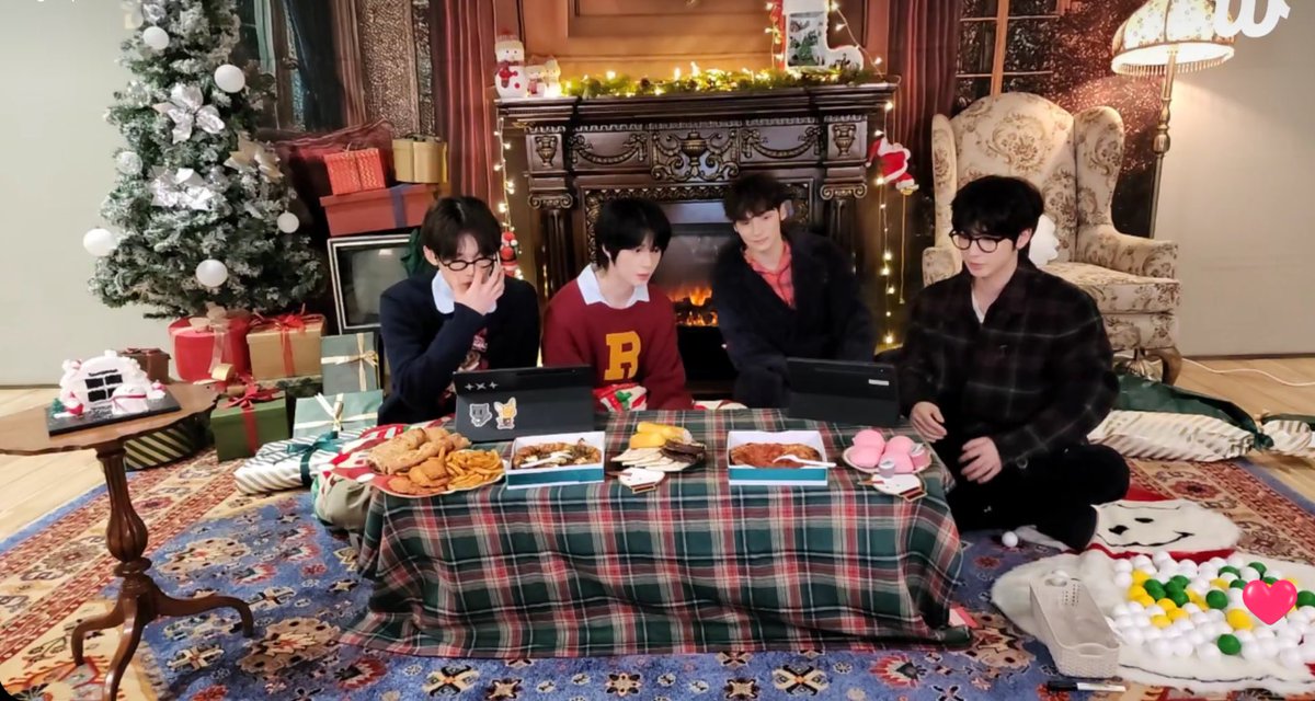 translatingTXT's tweet photo. 🦊 let’s wait for a minute for moas to come in
🐿️ wait, weverse has ads?? we bave to buy premium too? https://t.co/WVtyVxW7zW