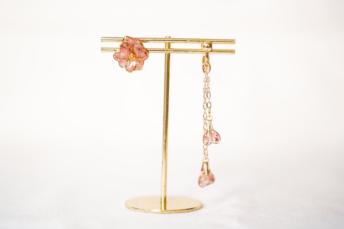 _repinas_'s tweet photo. ハートのメタルパーツでお花のアクセサリーを作りました🫶🏻
以前にもレジンと着色剤でクリアなお花を作りましたが今回はドライフラワーを使用し作りました🌼
アシンメトリーでとっても可愛いです💓
前作はとても人気でしたが今作はどうかな？🫣
#ハンドメイド好きさんと繋がりたい 
#本物のお花アクセ https://t.co/m8IhnfYSHE