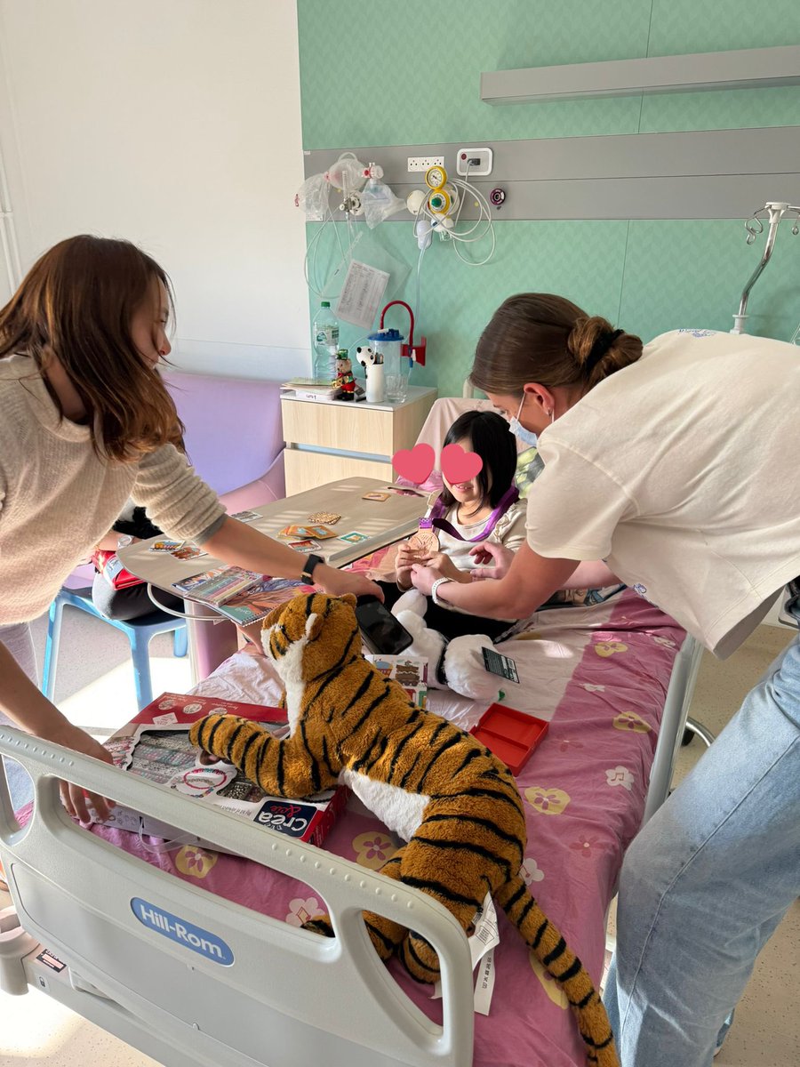 Hier, j’étais à l’hôpital l’Archet à Nice pour distribuer des cadeaux aux enfants du service oncologie. Grâce à la vente de mes combis, j’ai récolté 2400€ pour <a href="/Association_Lea/">Association Lea</a>, MERCI à tous! 🙏🎁 Très fière d’avoir pu contribuer à illuminer leur quotidien 🩷✨