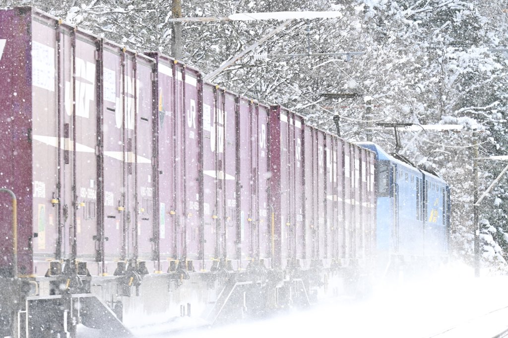 本日の新津配給(配9728)上牧沿線にて撮影。

直前のブルサンには、かなりの着雪がありましたが肝心のニーハイは少なめと😭

またニーハイは連写中にまさかのSDが切れ、、、😭😭😭写真はキリ位置からだいぶ離れたところです。

#いいねした鉄道ファン全員フォローする