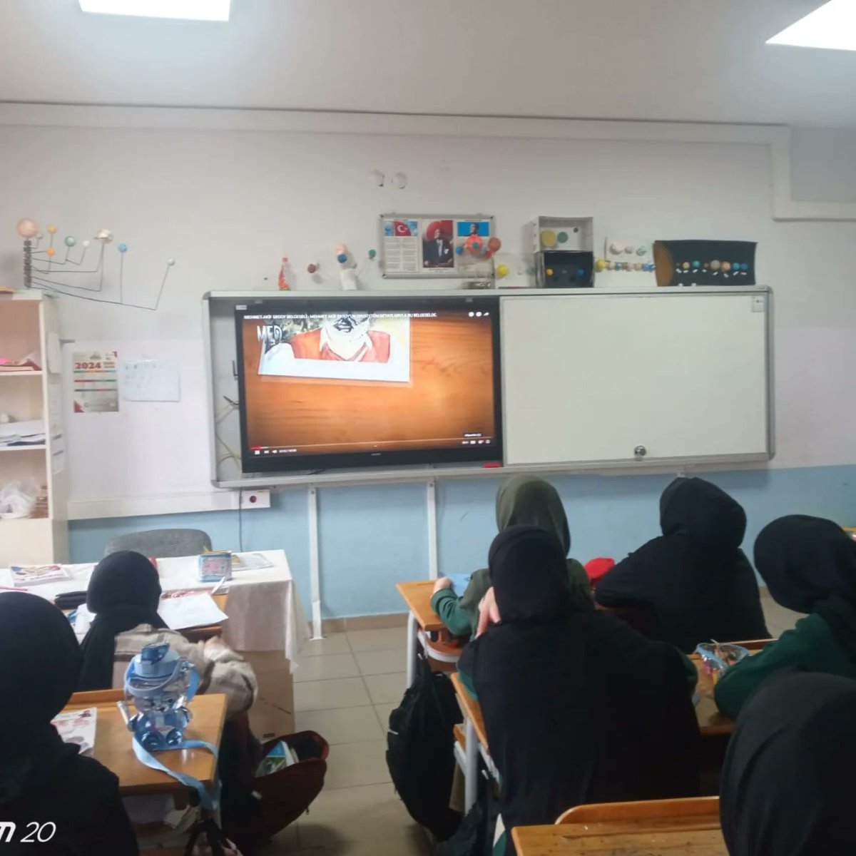 smskiho's tweet photo. Okulumuzda Mehmet Âkif Ersoy'u Anma Haftası kapsamında öğrencilerimize milli şairimizin hayatını anlatan bir belgesel izletildi. Bu etkinlik, öğrencilerimize vatan sevgisi ve milli değerlerimize olan bağlılığı yeniden hatırlattı.

#MehmetAkifErsoy

@karapurcekmem 
@muratar https://t.co/QnygRGAd4L