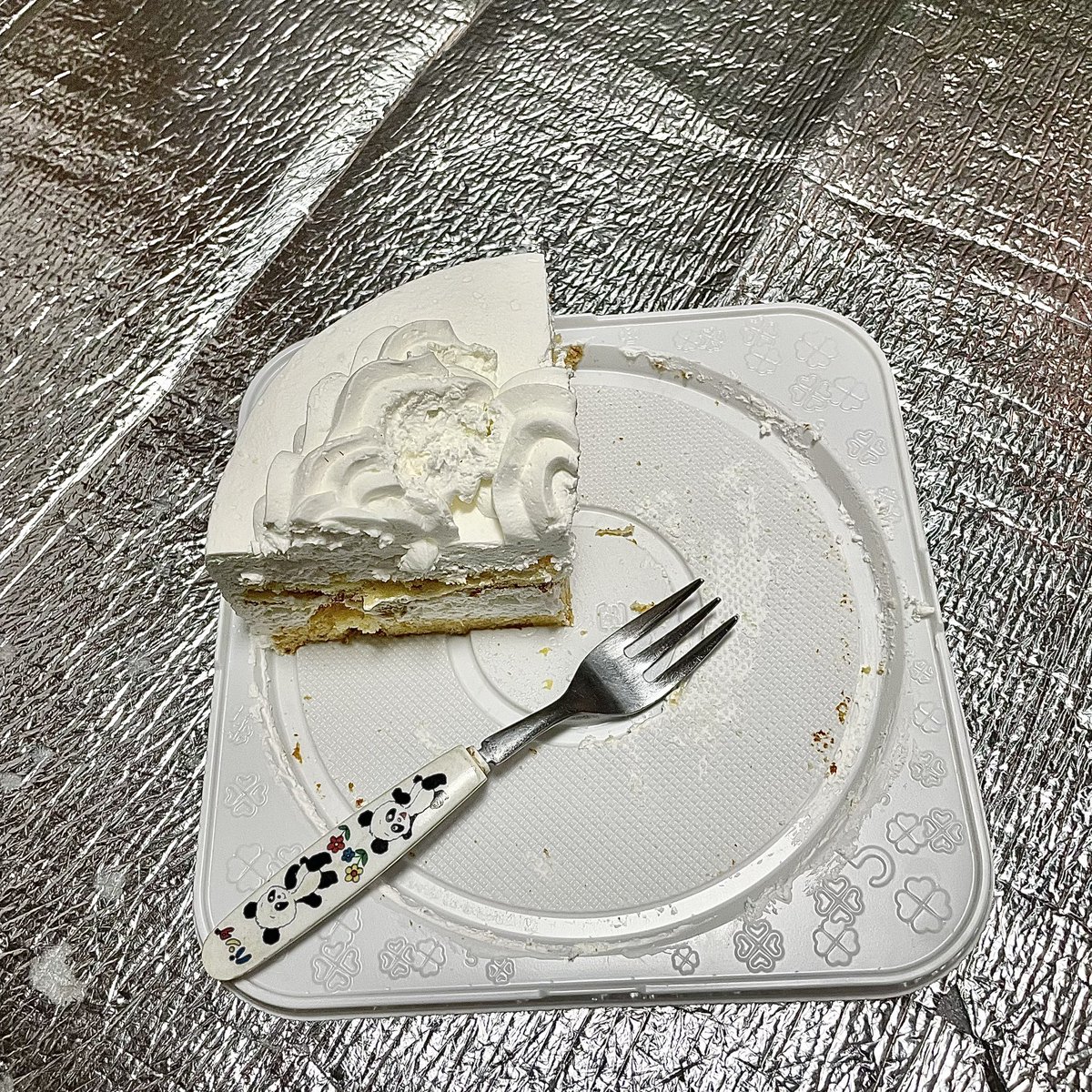 take_1102_'s tweet photo. メリークリスマス
ケーキ食べようかと思ったら
イチゴは犬にあげたらしいです
負けました笑笑

#クリスマス
#メリークリスマス
#クリスマスケーキ https://t.co/Zv7bQrhIbT