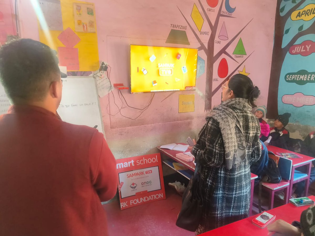 सुशासन सप्ताह के अंतर्गत प्रशासन गांव की ओर के क्रम में विकास खंड हवालबाग के  ग्राम पंचायत मनाऊं में जिला समाज कल्याण अधिकारी आराधना त्रिपाठी ने योजनाओं का निरिक्षण किया गया एवं लोगों की समस्याओं को सुनकर उनका समाधान किया।