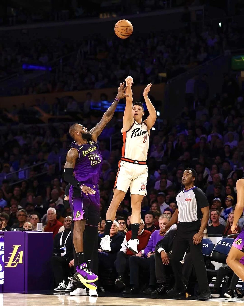 Da questa notte Fontecchio ha un nuovo poster da appendere in camera.
#NBAtipo