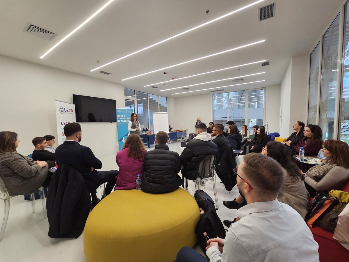 CompeteSebashku's tweet image. Last week, @USAIDAlbania project, #USAIDCompeteSëBashku, in🤝 with @JuniorAchievement 🇦🇱 hosted a discussion on the important role of youth in public-private dialogue. 

Participants shared ideas how to make public consultations inclusive for #youngpeople and #women. 

🇦🇱 🇪🇺🇺🇸