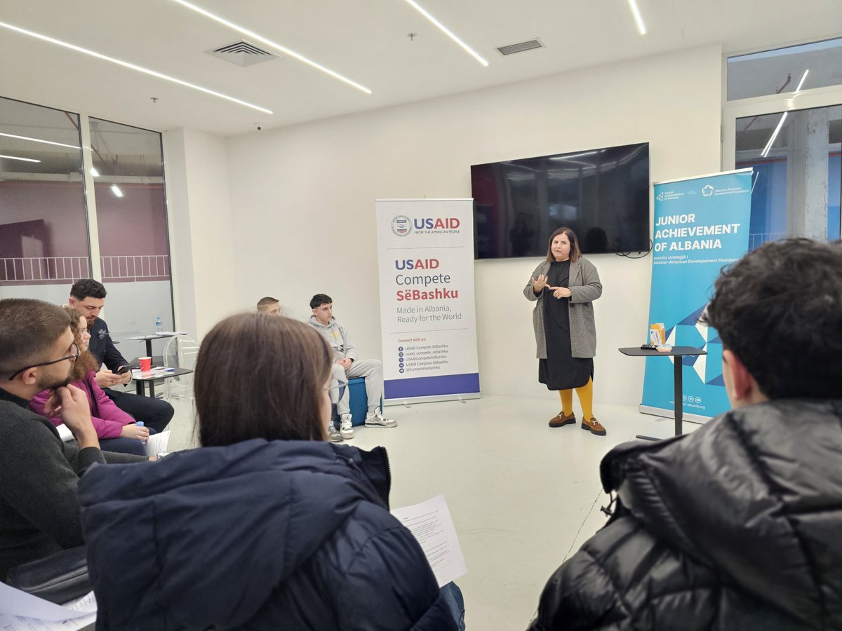 CompeteSebashku's tweet image. Last week, @USAIDAlbania project, #USAIDCompeteSëBashku, in🤝 with @JuniorAchievement 🇦🇱 hosted a discussion on the important role of youth in public-private dialogue. 

Participants shared ideas how to make public consultations inclusive for #youngpeople and #women. 

🇦🇱 🇪🇺🇺🇸