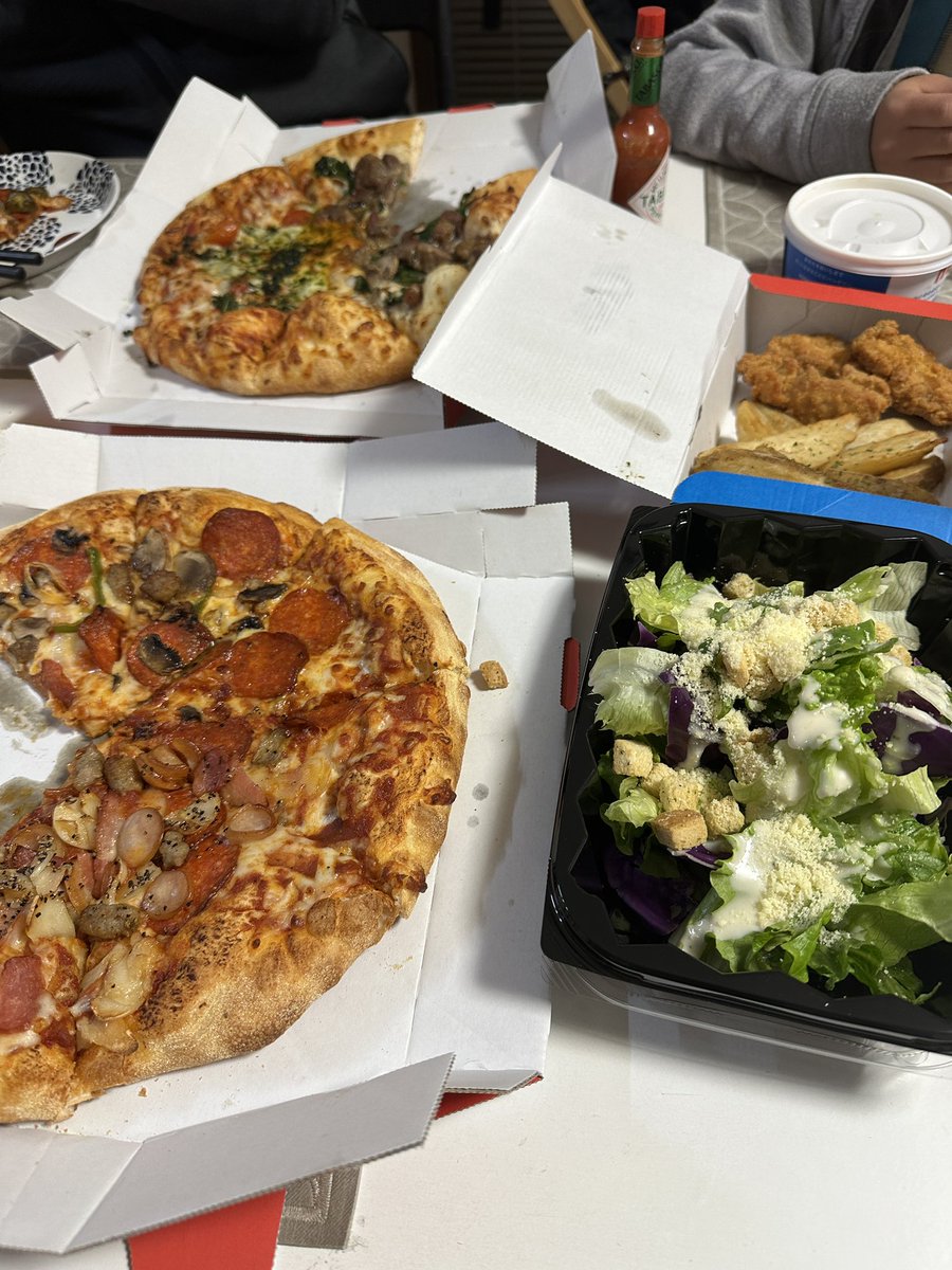 クリスマスディナーは、めんどくさくてピザ取っておしまい‼️
サイドメニューもフルでつけて、今日は何にも作らなーい🍕🎄🍷✨