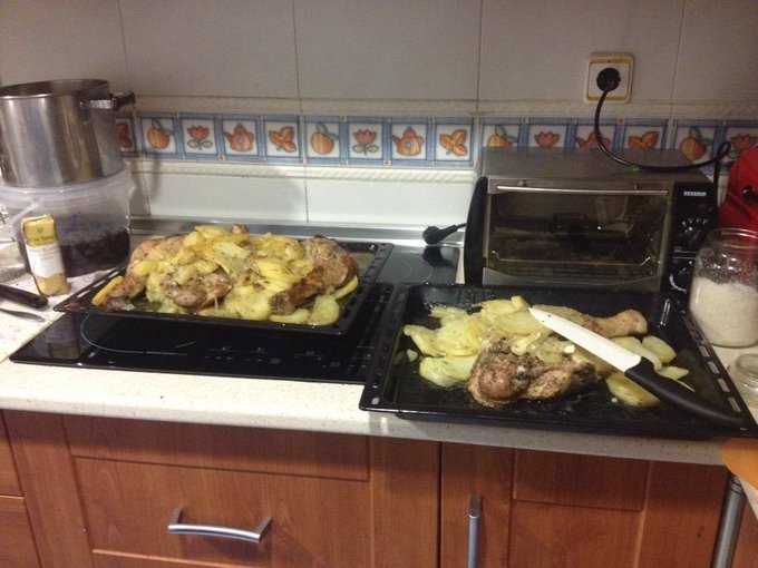Parrobot7's tweet photo. desde buena mañana mi madre se ha puesto a preparar la cena https://t.co/1HlLgkQ7h5
