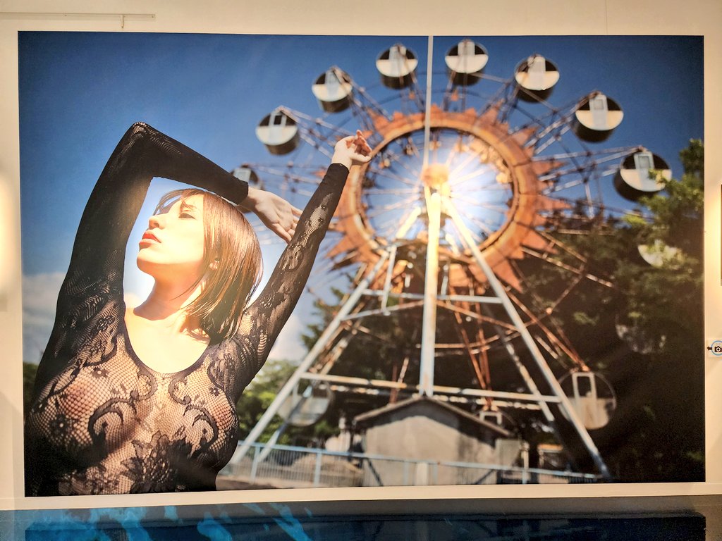 写真展8日目
今日もハッピーつばさ舞です（裏声）
本日紹介するオススメの写真はこちらの写真になります。
観覧車のようにエイトマンの動かしてくれる舞ちゃんの写真。レトロな感じと景色が良い感じにあって素敵です！
舞ちゃんは空が似合う…！

※一昨日、私がいない時写真紹介しといてって頼まれた https://t.co/TGujW4pPXZ