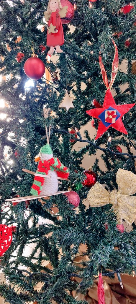Feliz Navidad a quienes trabajais para todos estos días. 
Y a los valientes

Feliz Navidad a quienes teneis un hueco ya irreparable en vuestra familia

Feliz Navidad a quienes estais solos

Feliz Navidad a quienes os sentís solos 

Y Feliz Navidad a todos los demás también