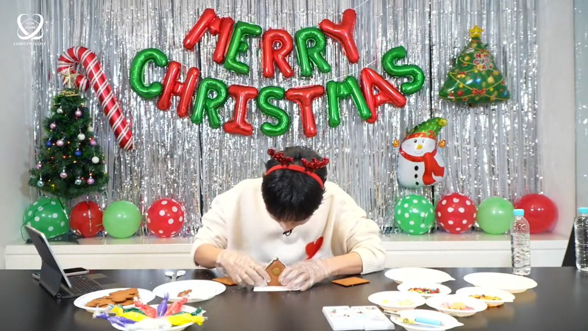 Aside_Dear_JS's tweet photo. 소통왕 다정룽이💖
정수리도 예쁜 우리 걈댕구와 함께 한 미리 메리크리스마스🎄
내 삶에 온 큰 선물🎁 항상 응원해!!
2025년에도 우리 행복하자😊
윤지성 라부라부♡⸜(ˆᗜˆ˵ )⸝♡
#윤지성 #YOONJISUNG
#룽산타와_MerryChristMas https://t.co/PS7kKfdr7v
