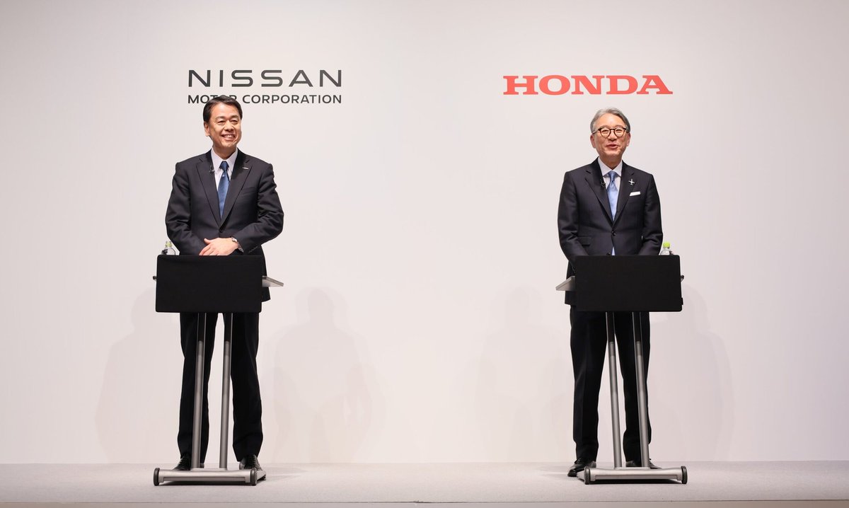 FastInfo's tweet photo. FUZJA DWÓCH MOTORYZACYJNYCH GIGANTÓW!

Honda i Nissan ogłosiły plany fuzji, która stworzy trzecią największą firmę motoryzacyjną na świecie, za Volkswagenem i Toyotą. Nowa spółka holdingowa ma powstać do sierpnia 2026 roku, a zarządzenie przejmie Honda. W rozmowach uczestniczy także Mitsubishi Motors.  

Celem jest przyspieszenie rozwoju w sektorze aut elektrycznych i obniżenie kosztów. Finalizacja umowy planowana jest na 2025 rok. Prezes Hondy podkreśla, że współpraca to klucz do sprostania zmianom w branży.