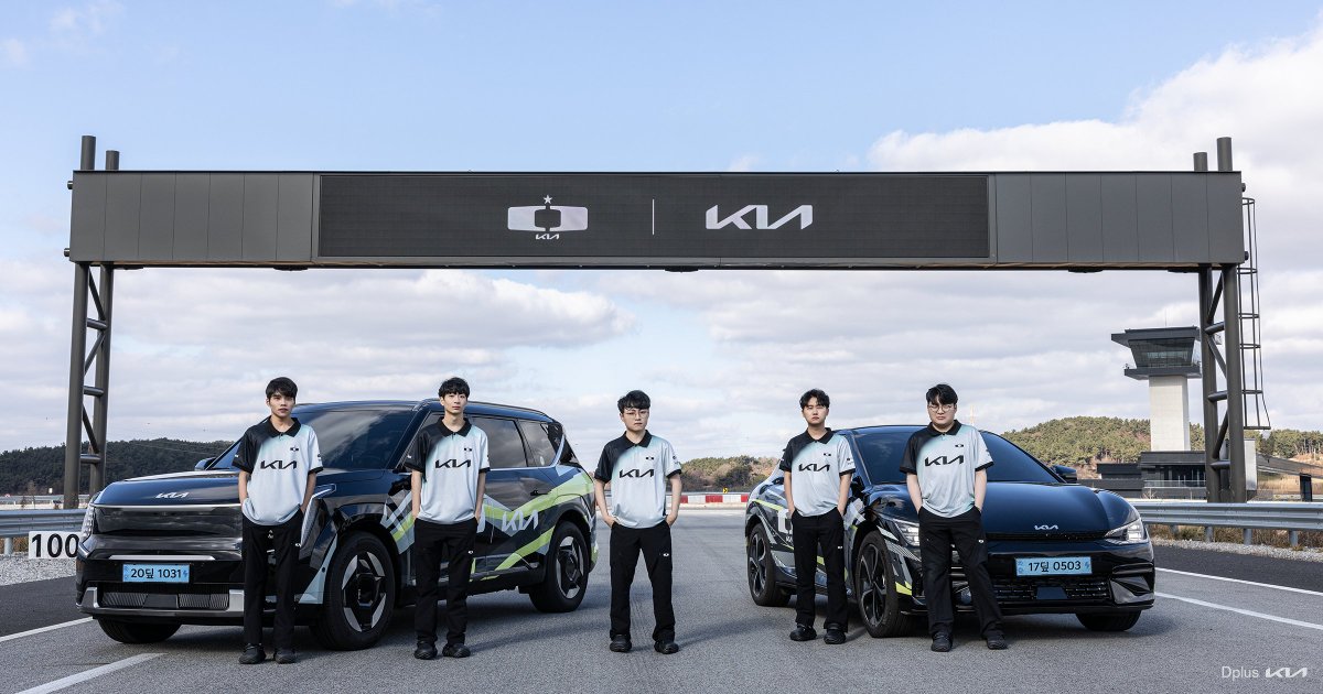 [𝟐𝟎𝟐𝟓 𝐃𝐩𝐥𝐮𝐬 𝐊𝐈𝐀 𝐔𝐧𝐢𝐟𝐨𝐫𝐦]
 
전설의 시작을 알릴 지금,
우리의 정체성을 표현한 2025 Dplus KIA 유니폼을 공개합니다.
 
The moment to announce the beginning of a legend is here. We proudly unveil 2025 Dplus KIA uniform, representing our identity.
 
#DplusKIA #Dplus