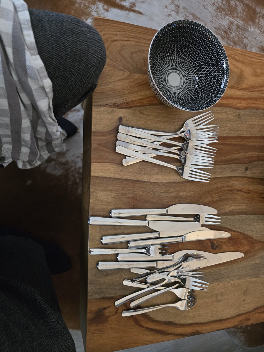 Auch das Besteck will zu Weihnachten glänzen - auf ans Werk.  Frohe Weihnachten und schöne Feiertage. 🎄