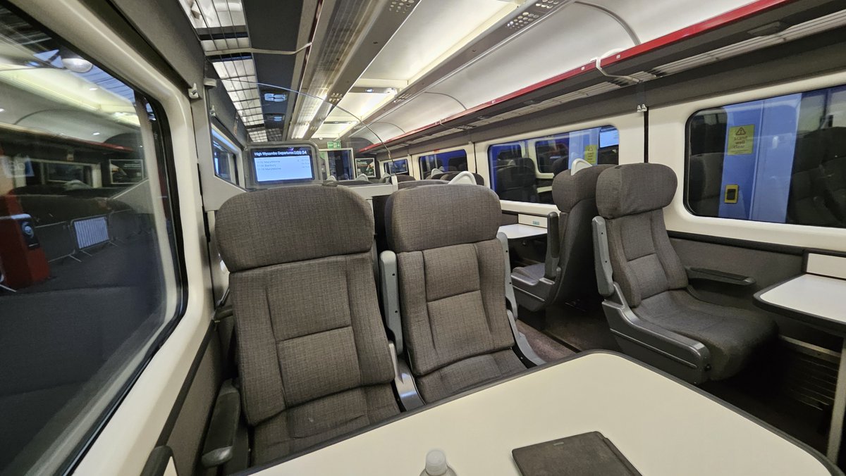 DanOffTheRadio's tweet image. An empty, declasified business carriage on an early, posh @chilternrailways train? IT'S A CHRISTMAS MIRACLE! 

Have a lovely one, whatever you're up to. I'm on @magicatmusicals and #MagicSoul through #Christmas, back on @magicfm Mon-Fri next week 10-1pm to see you into 2025! 🥳 x