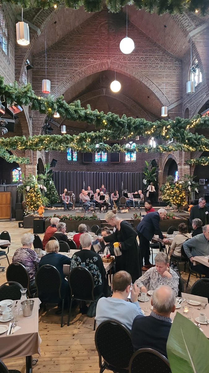 Een fantastisch succesvol kerstdiner voor eenzame inwoners in <a href="/LingewaardGem/">Gemeente Lingewaard</a> , in de <a href="/zandsekerk/">Stichting de Zandse Kerk</a> 
Ook in de krant: <a href="/dgbetuwe/">De Gelderlander</a> en het AD!

ad.nl/lingewaard/gra…