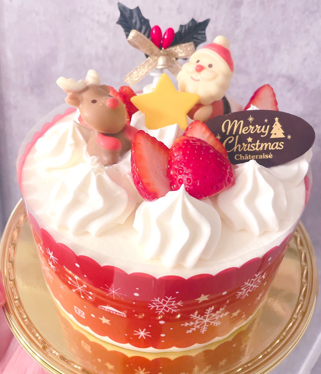 junjun_0124's tweet photo. クリスマスなんかどうでもいいくらい
バタバタで特にチキンもケーキも
予約してなくてさ。忙しいからこそ
寸前に食べたくなってしまって、、

ダメ元でシャトレーゼに電話してみたら
凄く明るい声で「たっくさんケーキありますよ！是非買いに来てくださいー！」って
笑顔が分かるくらいの対応で😭

忙しいはずなのに人の優しさが沁みて
ケーキも食べれる喜びが相まって泣いちゃったよ
ハッピーメリークリスマス🎄🎄🎄